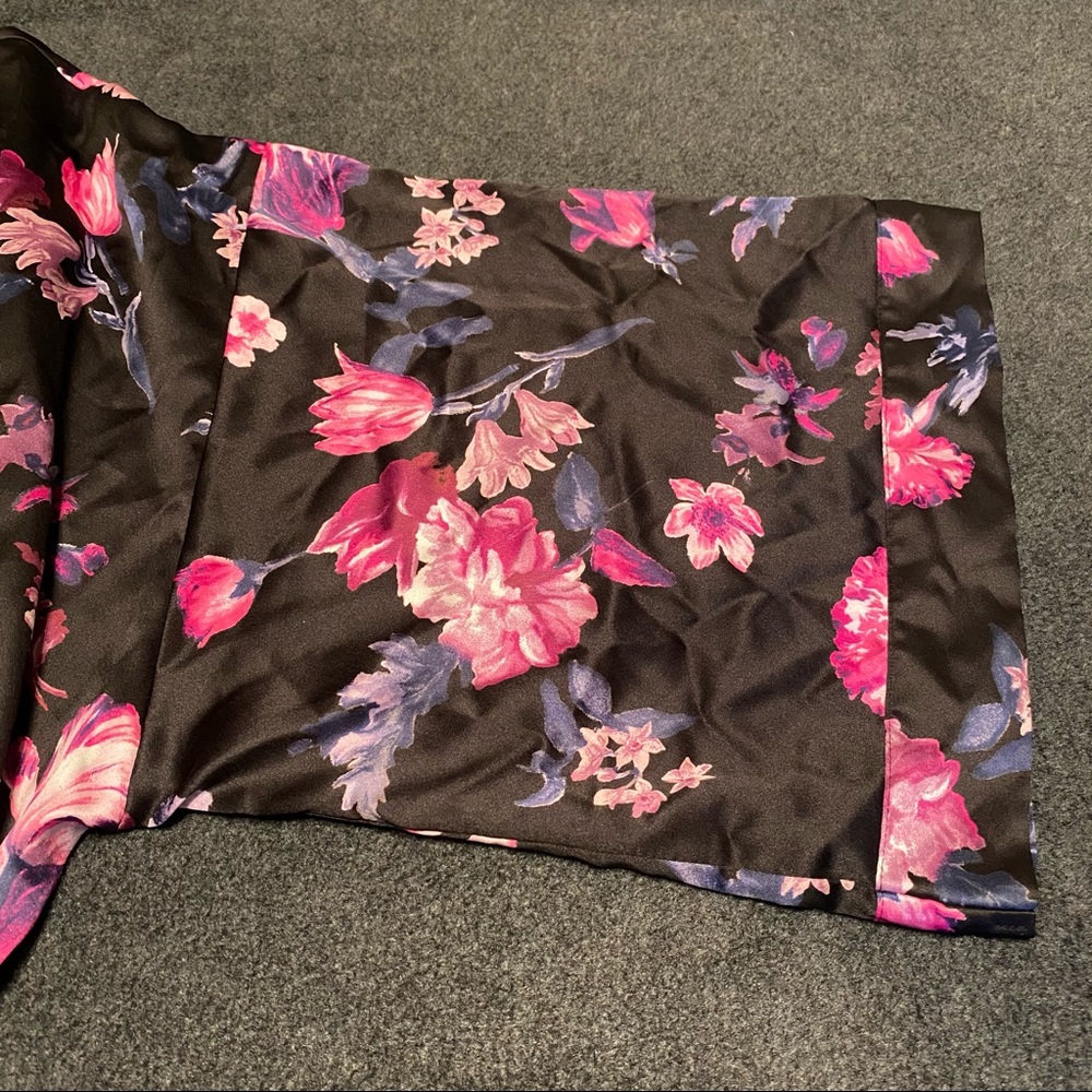 Victoria Secret Floral Robe - Picture 4 of 8